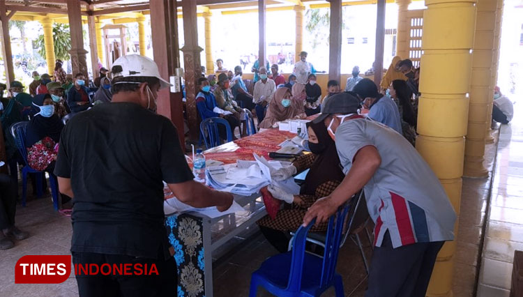 Kesibukan petugas dalam melayani administrasi perekapan dan pendistribusian kartu tani. (FOTO: AJP TIMES Indonesia)