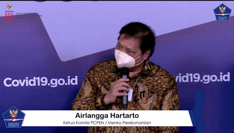 Ketua Tim PC-PEN, Airlangga Hartarto saat jumpa pers daring di Jakarta, Senin (12/10/2020). (Foto: Tangkapan layar)