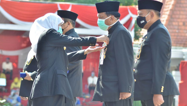 Gubernur Khofifah Indar Parawansa saat memberi penghargaan kepada Bupati Sambari Halim Radianto (Foto: Humas dan Protokol Pemkab Gresik for TIMES Indonesia)
