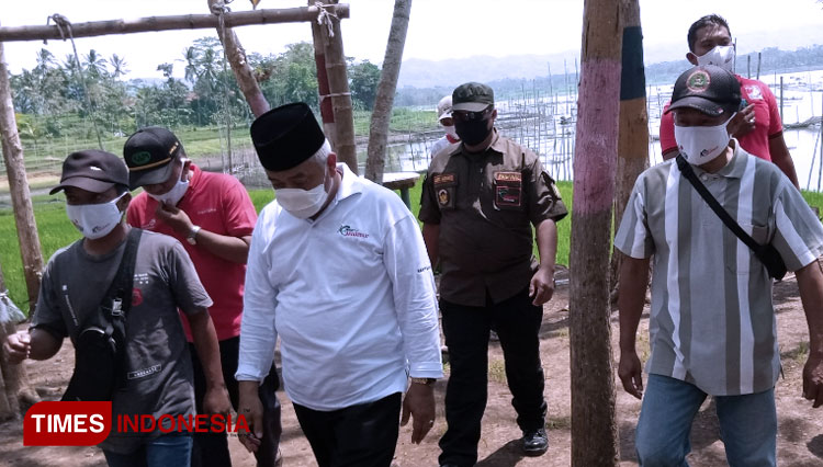 Cabup Malang Abah Sanusi saat berada di obyek pariwisata Kecopokan. (Foto: Binar Gumilang/TIMES Indonesia)