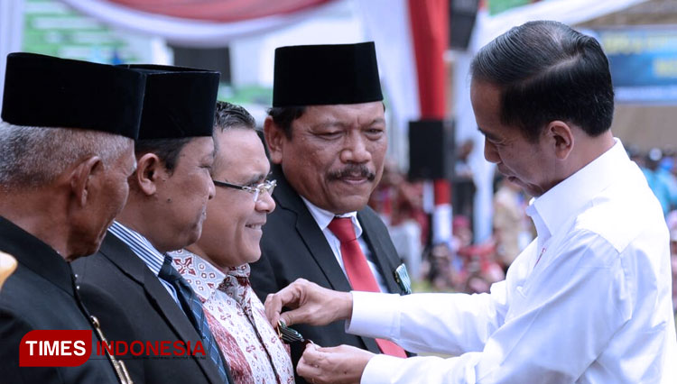Bupati Abdullah Azwar Anas saat menerima penghargaan dari Presiden Jokowi karena dinilai berhasil mengembangkan sektor pertanian pada Mei 2017 lalu (FOTO: Dokumentasi TIMES Indonesia)