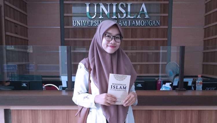 Seorang mahasiswi Unisla menunjukkan buku berjudul “Pendidikan Islam dan Perubahan Sosial.