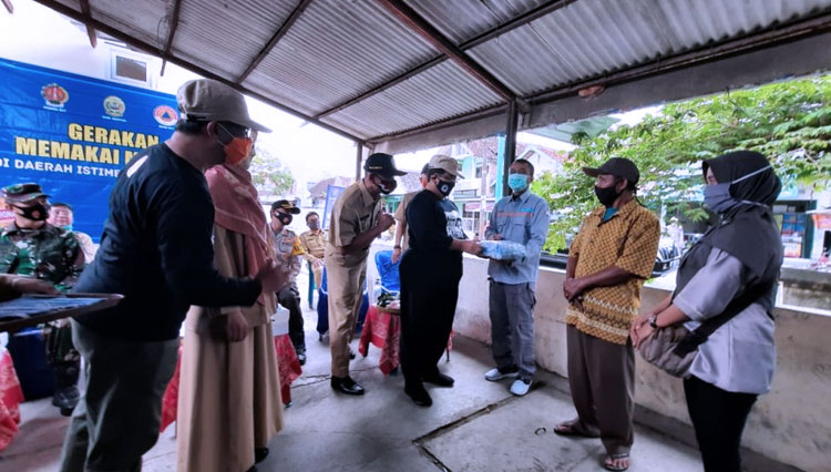 Pjs. Bupati Bantul, Budi Wibowo, SH, MM menyerahkan masker untuk masyarakat di Pasar Pundong, Bantul. (FOTO: Humas Pemkab Bantul)