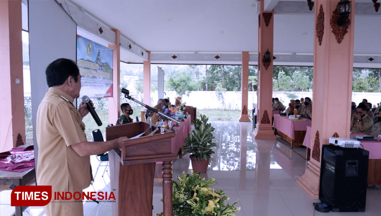 Bupati Banjarnegara Budhi Sarwono saat menyampaikan pengarahan pada konferensi besar di Aula Kecamatan Banjarnegara. (FOTO: Diskominfo for TIMES Indonesia)