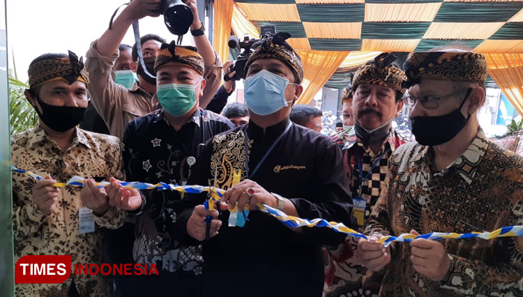 Bupati Bandung Dadang M. Naser (tengah) bersama jajaran Direksi BPR Kerta Raharja Kabupaten Bandung saat meresmikan Kantor BPR Kertaraharja Cabang Ciparay, Selasa (13/10/2020).(FOTO: Iwa/TIMES Indonesia)