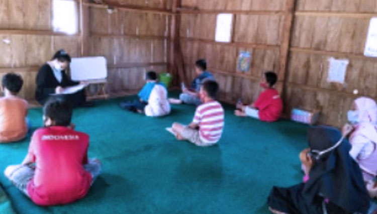 Pelaksanaan program kerja KKN RECON ‘Belajar itu Seru’ dan It’s English Time di Desa Ketapang, Kecamatan Ketapang, Sampang, Jawa Timur. (Foto: Dok. UB)