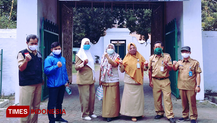 Ketua Bidang Kebudayaan Ela dan tim dalam sosialisasi pencegahan covid-19 di Pulasaren Kota Cirebon (Foto: Dede Sofiyah/TIMES Indonesia)