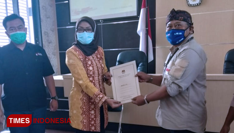 Ketua Tim Malang Jejeg saat menerima surat penetapan dari KPU. (Foto : binar Gumilang/TIMES Indonesia)