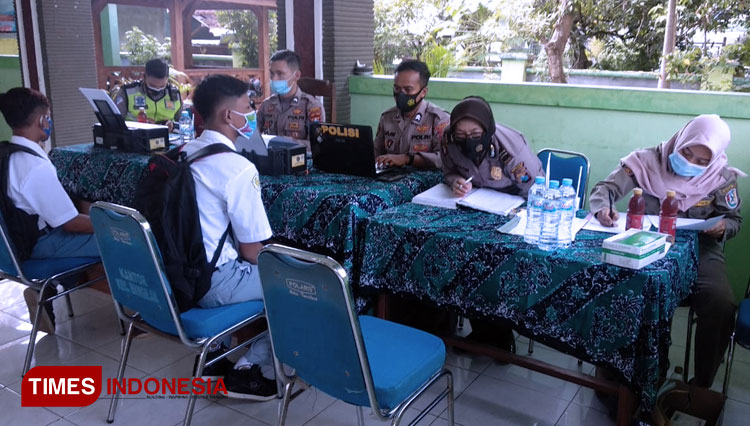 Sejumlah Pelanggar Protokol Kesehatan saat mengikuti sidang ditempat di kecamatan Bangilan, Kabupaten Tuban (13/10/2020) (Ahmad Istihar /TIMES Indonesia) 