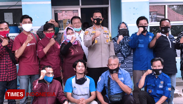Kapolres Majalengka, AKBP Bismo Teguh Prakoso, bersama para Jurnalis Majalengka. (Foto: Jaja Sumarja/TIMES Indonesia)