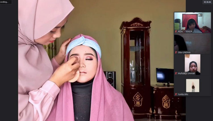 Pemateri mempraktekkan tahap dan cara aplikasi Make-Up pada kegiatan Beauty Class. (FOTO: AJP TIMES Indonesia)