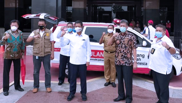Penyerahan Ambulance dari PT Mayora kepada PMI DKI Jakarta. (Foto: Kominfotik Jakarta Barat) 