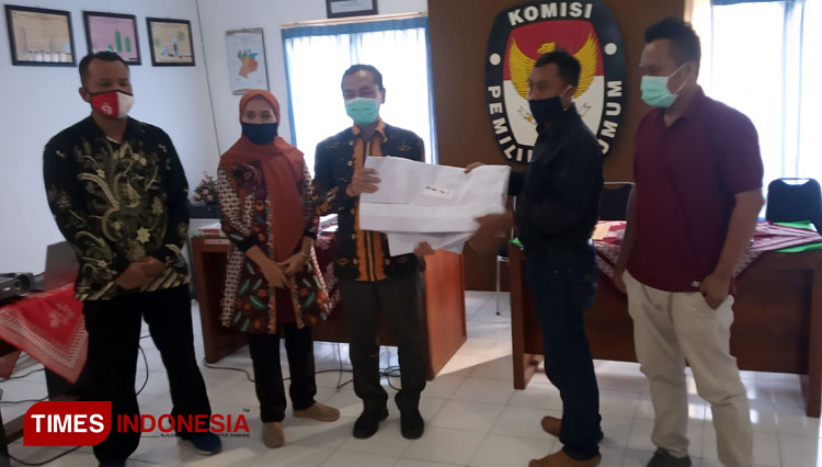 Penyerahan secara simbolis alat peraga kampanye oleh ketua KPU Bantul kepada timses paslon kepala daerah (Foto: Totok Hidayat/TIMES Indonesia)