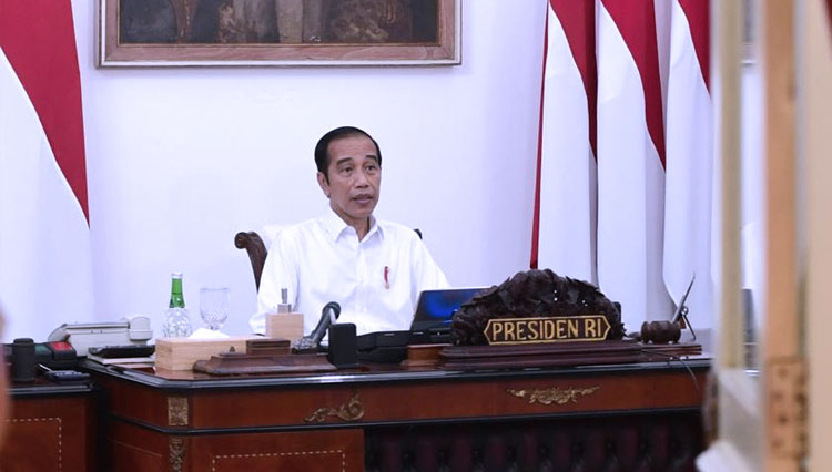 Presiden saat memimpin rapat terbatas mengenai Antisipasi Bencana Hidrometeorologi melalui konferensi video dari Istana Merdeka, Jakarta, pada Selasa (13/10). (Foto: BPMI Setpres) 