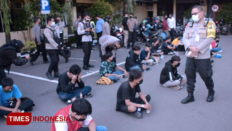 Puluhan pelajar diamankan di halaman Polresta Malang Kota. (Foto: Adhitya Hendra/TIMES Indonesia)