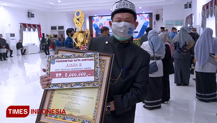 Sekretaris DPRD Bontang, Lukman memperlihatkan penghargaan peringkat Ketiga Tata kelola kearsipan. (Foto: Kusnadi/TIMES Indonesia)