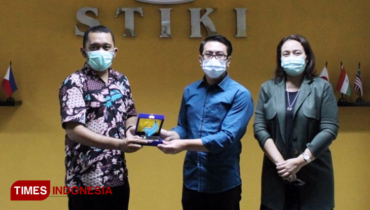 Perwakilan STIKI Malang dan Unisba saat pencanangan kerja sama kampus merdeka. (FOTO: AJP TIMES Indonesia)