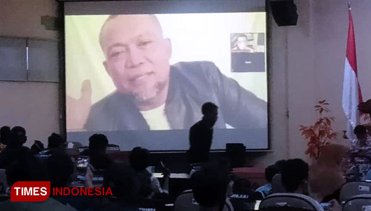 Anggota DPR RI H Syafiuddin Asmoro ketika berdialog secara virtual dengan aliansi mahasiswa 'Trunojoyo Bergera' di ruang rapat DPRD Bangkalan. (FOTO: Doni Heriyanto/TIMES Indonesia)