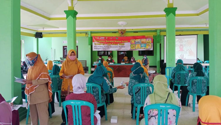 Dinas Kesehatan Kabupaten Sidoarjo, Jawa Timur dan Puskesmas Prambon saat menggelar sosialisasi protokol kesehatan di balai desa yang menjadi lokasi TMMD ke 109 Kodim 0816/Sidoarjo, Senin (12/10/2020). (FOTO: AJP TIMES Indonesia)
