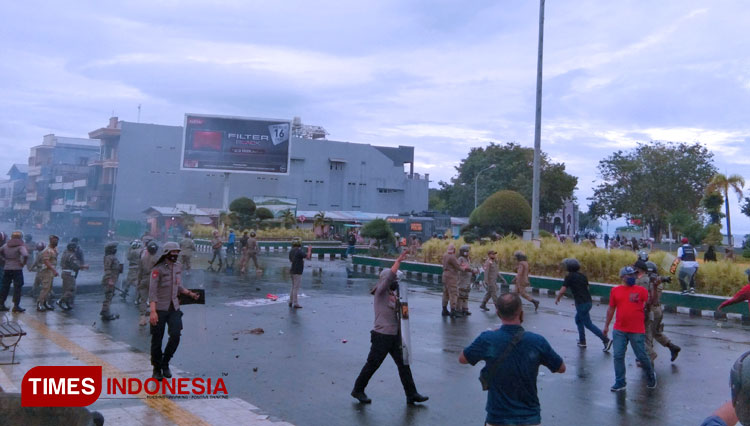 Situasi kericuhan yang terjadi di depan kantor Wali Kota Ternate. (Foto : Iwan Marwan)