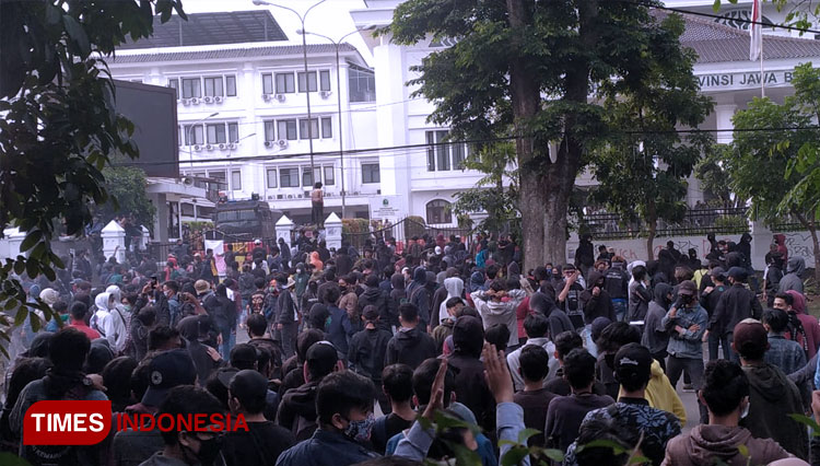 Aksi unjuk rasa gelombang kedua menolak UU Cipta Kerja dari kalangan mahasiswa Bandung didepan Gedung DPRD Jabar ricuh Rabu (7/10/2020) lalu. (FOTO: Dok Iwa/TIMES Indonesia)