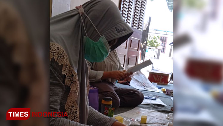 Suasana pemeriksaan kesehatan, pelatihan deucopage dan mini bazar di Gang Fara, Desa Sumberjo, Kecamatan Batu sebagai salah satu rangkaian perayaan HUT ke-21 DWP Kota Batu. (Foto: Muhammad Dhani Rahman/TIMES Indonesia)