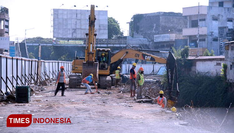 Pekerja tengah mengoperasikan alat berat dalam pembangunan kembali Jembatan Kali Jompo, Jember yang sempat ambles. (FOTO: Humas Pemkab Jember for TIMES Indonesia)