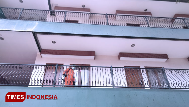 Petugas kesehatan sedang melakukan penyemprotan disinfektan di Ono's Hotel Kota Cirebon. (Foto: Ayu Lestari/TIMES Indonesia) 