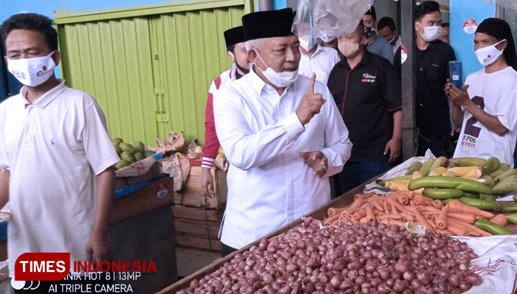 Cabup Malang, Abah Sanusi saat meninjau Pasar Tajinan. (FOTO: Binar Gumilang / TIMES Indonesia)