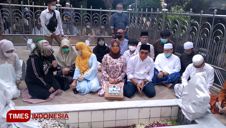 Calon walikota Surabaya nomor urut 2 Machfud Arifin saat berziarah ke Makam Sunan Ampel, Rabu (14/10/2020). (Foto: Khusnul Hasana/TIMES Indonesia)
