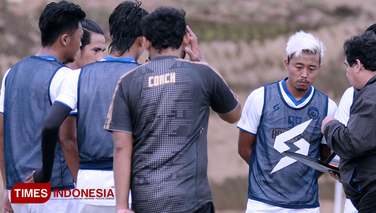 Carlos Oliveira memberikan instruksi pada pemainnya dalam sesi latihan di Lapangan Wonoayu, Kabupaten Malang pada Rabu (14/10/2020) (Foto: Ovan Setiawan/TIMES Indonesia)