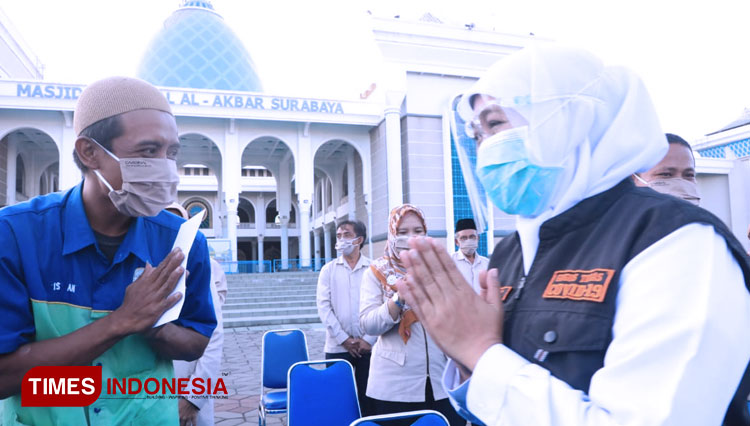 Gubernur Jatim Khofifah menyapa dan memberikan bantuan kepada masyarakat kurang mampu yang tinggal di sekitar Masjid Nasional Al Akbar Surabaya, Selasa (13/10/2020) petang.(Foto : Lely Yuana/TIMES Indonesia) 