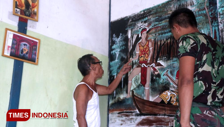 Melihat Karya Seni Lukis Dan Kerajinan Tangan Bermotif Dayak, Membuat Anggota Satgas TMMD Tertarik Untuk Belajar Kesenian Tangan. (FOTO: AJP/TIMES Indonesia)