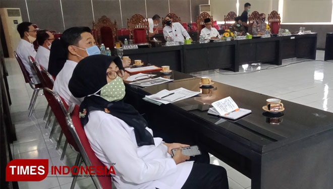 Pemerintah Kabupaten Bondowoso bersama sejumlah pihak terkait lainnya, saat mengikuti sosialisasi UU Omnibus Law Cipta Kerja di ruang Shababina Pemkab (FOTO: Moh Bahri/TIMES Indonesia).