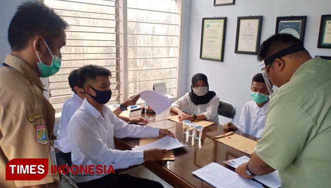 Para Difabel saat mengikuti tes di PT Cakra Guna Cipta. (Foto : Disnaker Kabupaten Malang)