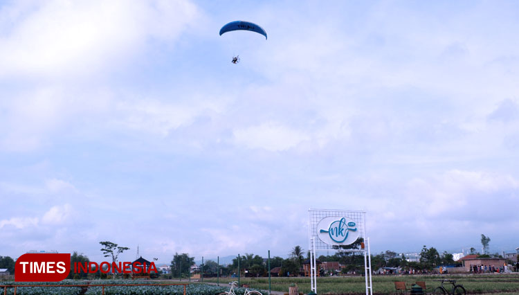 Parajet paragliding at NK Café Malang. (Photo: Naufal Ardiansyah/TIMES Indonesia)