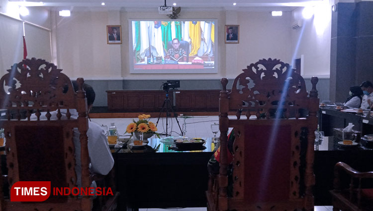 Pemerintah Kabupaten Bondowoso saat mengikuti video conference, sosialisasi UU Cipta Kerja (Foto: Moh Bahri/TIMES Indonesia)