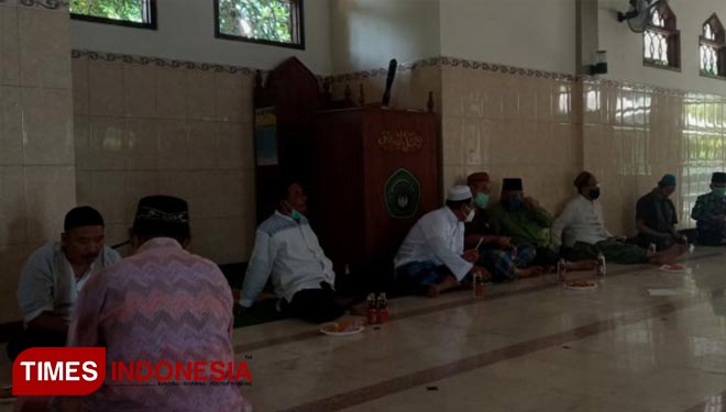 Suasana setelah acara Istiqhosah Rebo Wekasan di Masjid Undar Jombang. (Foto: Rohmadi/TIMES Indonesia)