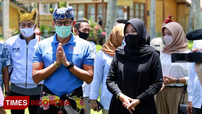 Sandiaga Uno bersama Ipuk Fiestiandani di Villa Soloong Banyuwangi. (Foto: Agung Sedana/TIMES Indonesia)