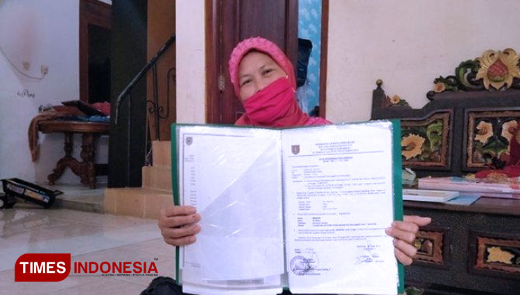 Salah satu warga Trangkil Baru, Kelurahan Sukorejo Gunungpati Semarang saat menunjukkan surat-surat sah kepemilikan tanah. (FOTO: Eko Santoso for Times Indonesia)