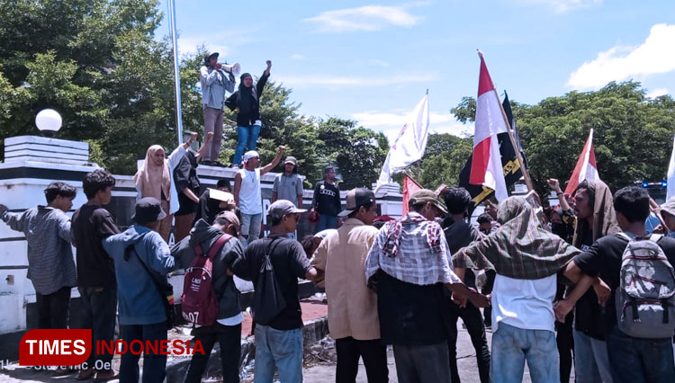 Kondisi aksi unjuk rasa mahasiswa Universitas Pasifik (UNIPAS) Pulau Morotai berahir ricuh. (FOTO: Abdul H Husain/TIMES Indonesia)