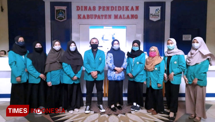 Mahasiswa Unisma Program KMP usai mengikuti koordinasi di Dinas Pendidikan Kabupaten Malang.