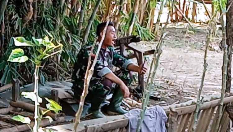 Cara Koptu Mufid melepas kangen dengan kelurga saat bertugas di lokasi TMMD Reguler 109 Brebes, Desa Kalinusu, Kecamatan Bumiayu, Kabupaten Brebes, Jawa Tengah