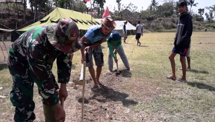 Satgas TMMD Reguler 109 Kodim 0713 Brebes, membuatan lapangan bola voli di lapangan sepakbola Desa Kalinusu, Kecamatan Bumiayu, Kabupaten Brebes, Jawa Tengah.