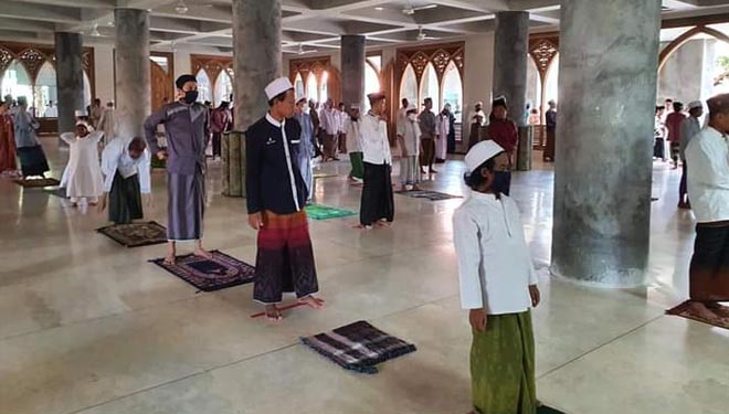 Santri shalat berjamaah di masjid sesuai protokol kesehatan. (Foto: Humas Nurul Jadid)