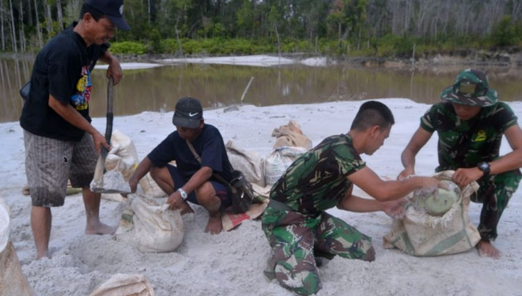 Satgas TMMD 109 Sintang Siapkan Pasir Pembangunan Gereja di Dusun Sekajau