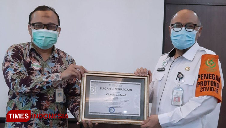 Kepala Kantor BPJS Kesehatan Cabang Jember Antokalina Sari Verdiana memberikan penghargaan kepada salah satu faskes terbaik dalam Program JKN-KIS. (Foto: Anggun LS)