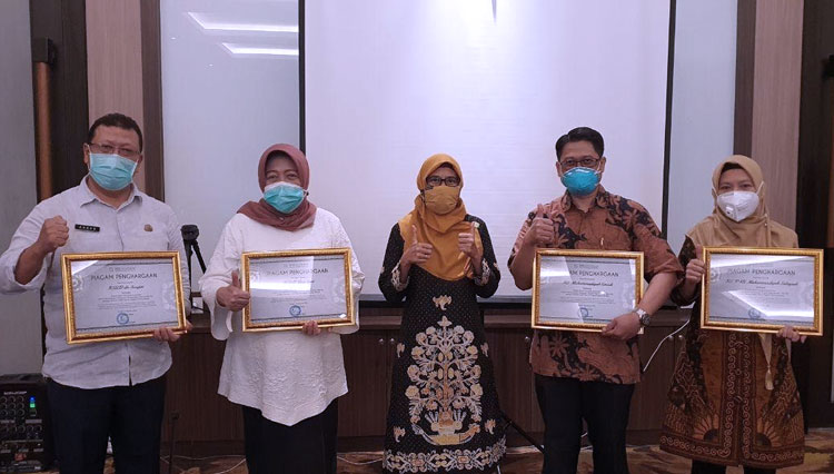 Pemberian penghargaan dari BPJS Kesehatan Cabang Gresik kepada empat rumah sakit (Foto: BPJS Kesehatan Cabang Gresik for TIMES Indonesia).