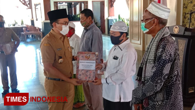 Bupati Pamekasan saat memberikan bantuan secara simbolis kepada penerima bantuan dana hibah di Mhandepa Agung Ronggo Sukowati Pamekasan.(Foto: Akhmad Syafi'i/TIMES Indonesia)