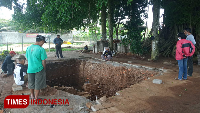 Lokasi temuan bagian dasar bangunan induk di dalam pagar Candi Gedog. (Foto: Sholeh/ TIMES Indonesia)